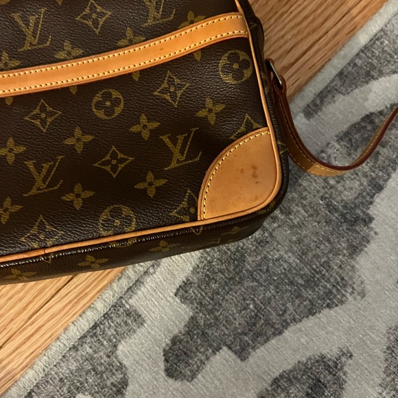 LOUIS VUITTON Authentic Louis Vuitton Monogram Canvas Trocadero 27 Bag - Picture 11 of 17
